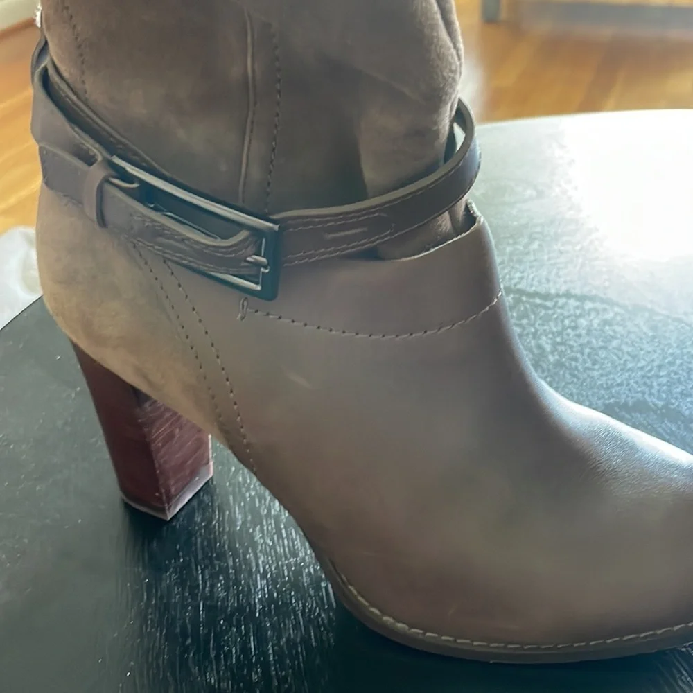 Clarks Brown 3.5” Heel Ankle Boots w Zippered Side Buckle Womens 8.5M